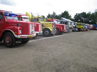 Truck staan klaar om deel te nemen aan de tourrit